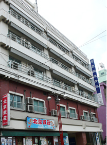 标志是蓝色的看板。1楼是北京饭庄。